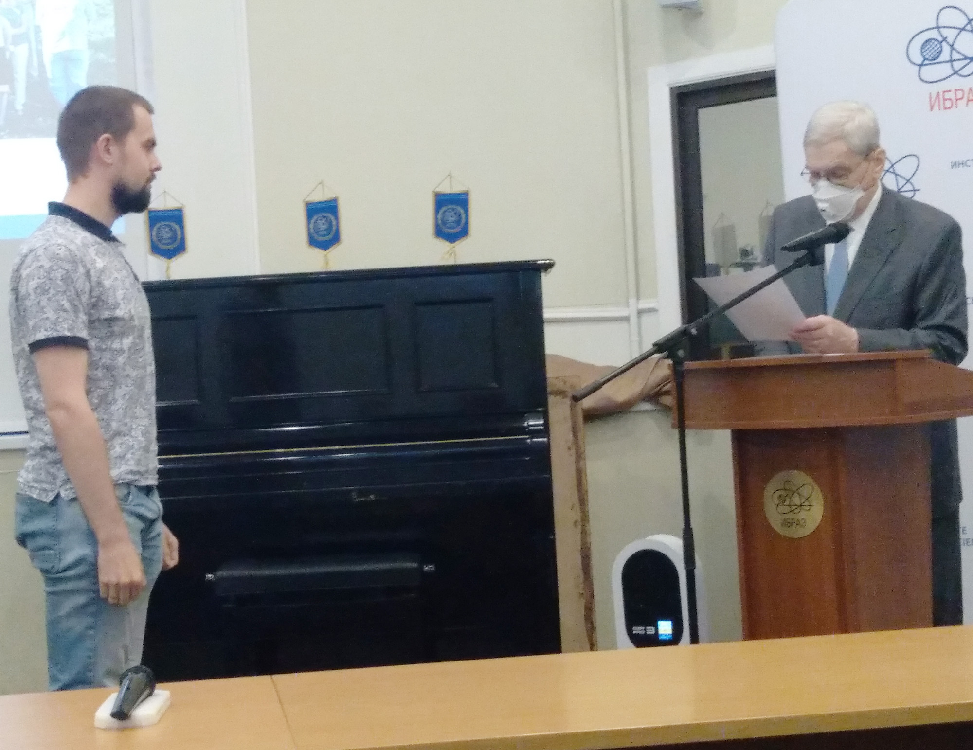 Академик Л.А. Большов вручает диплом лауреата А.П. Сергунину